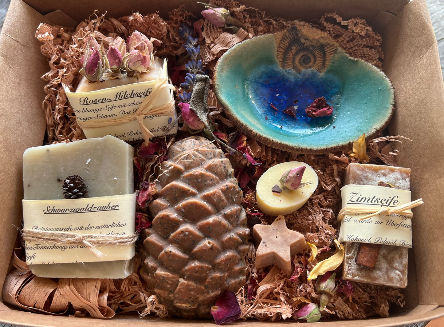 Großes Set mit hangetöpferten Seifenschale